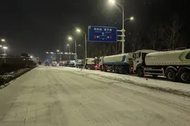 夜探融雪剂生产车间：全负荷运转，一天3000多吨供不应求图片