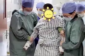 “烧伤妈妈”今天转院至衢州，走路也可以不用搀扶了，丈夫：喊停捐款后没再收钱，连朋友发来的1万元都婉拒了图片