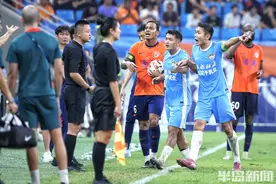 雨中一分不解渴！青岛海牛主场与河南队打平，李霄鹏赛后委婉批外援“不严谨”图片