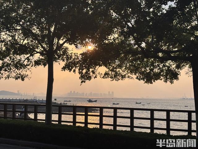 落日穿云洒海面，定格海滨温柔