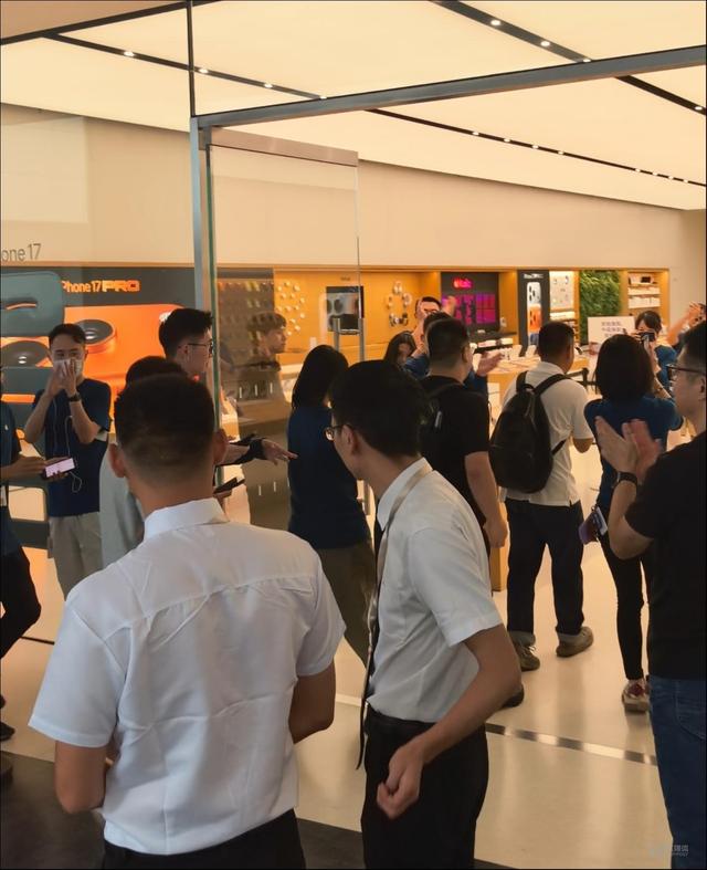 iPhone 17 Launch Sparks Frenzy Across China as Fans and Scalpers Flock to Apple Stores