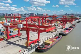杭州下沙港运营一周年 集装箱吞吐量破10万图片
