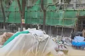 高校让学生入住未完工宿舍？家长：一年学费四万多，宿舍除了灰尘就是杂物，待了不到10分钟就头晕目眩图片