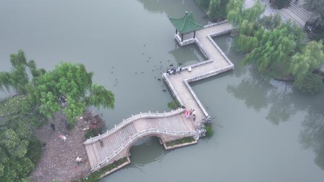 江苏扬州：秋雾萦绕瘦西湖