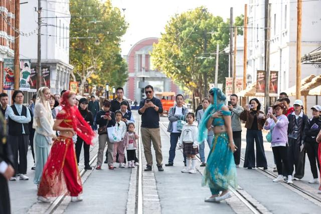 上海影视乐园周末人气旺