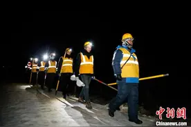 (新春见闻)兰新高铁照壁山隧道“打冰人”图片