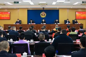 站在光里的英雄图片