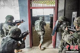 广西武警官兵开展实战化反恐演练图片
