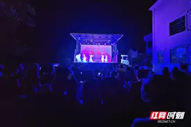 村民乐开花 | 宜章莽山艺术团舞台车开进排楼前小村庄啰！图片