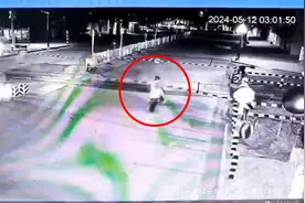 云南一男子骑摩托车撞到铁路道口横杆摔倒后被火车撞伤，铁路回应：交警初步认定其全责图片