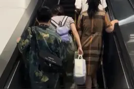 多地地铁电梯不再提倡“左行右立”，建议乘客赶时间时最好走楼梯图片