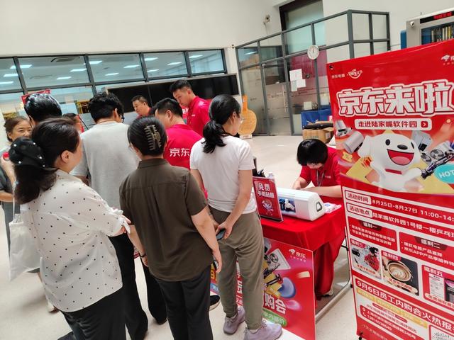 下楼就可享受便民服务，塘桥政企园联动打造“邻里生活节”