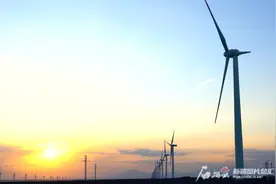 吐鲁番向千万千瓦级新能源基地迈进图片