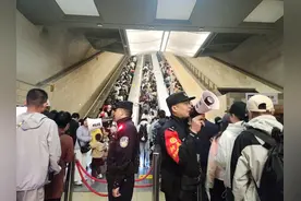 “五一”假期第3天，八达岭长城站迎来客流高峰图片