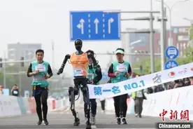 半马比赛身高1.3米的宇树机器人中途摔倒，1.8米的天工机器人夺冠，有啥“秘密武器”？图片