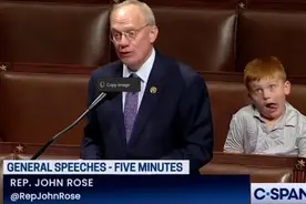 美媒：美议员国会上帮特朗普开脱，6岁儿子在背后做鬼脸抢镜图片