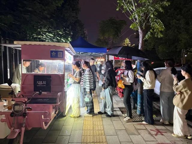 27岁小伙辞去月薪8000元工作，摆摊卖麻糍日入破千元：想做鸡排哥那样的“麻糍哥”
