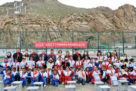 E启公益丨中国互联网协会、西藏自治区互联网协会赴西藏浪卡子县开展“爱心书包捐赠”公益活动图片