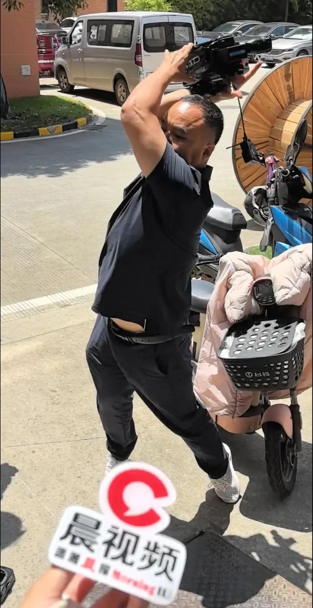 警方通报“男子砸记者采访设备”