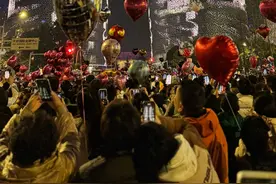 一晚进账6523元！跨年夜摆摊卖小玩具，有人收入直接追平工资图片