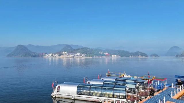 贵阳观山湖：冬日暖阳破云海 潋滟湖光映朝霞