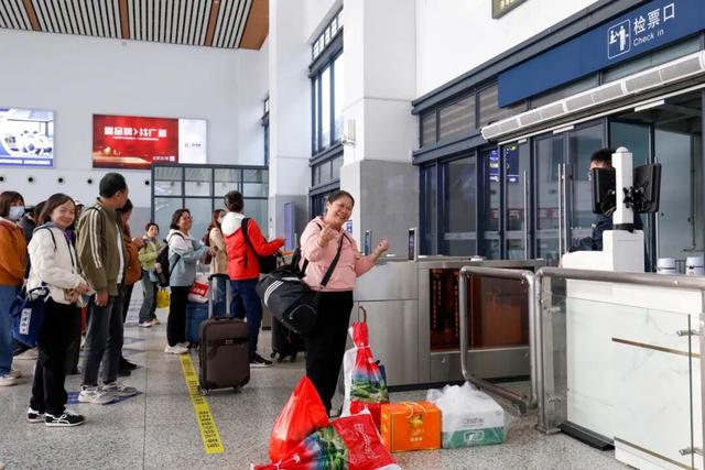 广西这座高铁站内，为啥众多旅客手拿树枝?
