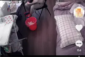 网友爆料婴儿被“狼月嫂”扇巴掌灌奶，培训机构回应：为月嫂私人签单图片