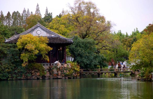 江苏苏州：沧浪亭色彩斑斓秋色美