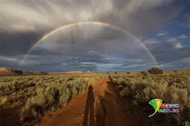 美国犹他州沙漠雨后天空现彩虹图片