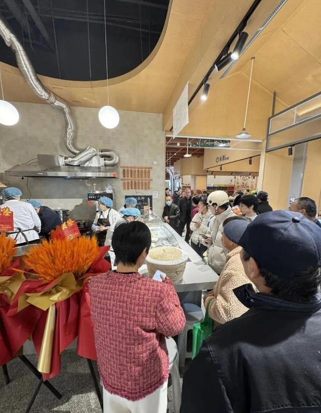 当年轻人开始“接管”菜场，会发生什么？美院研究生卖包子成“排队王”