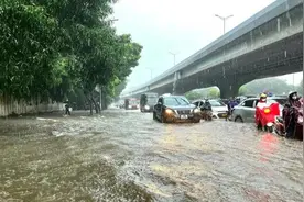 越南暴雨持续 首都河内部分地区交通中断图片