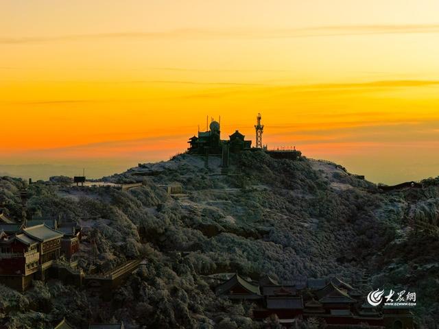 霜峰染金辉 泰山冬日沐暖阳