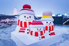 “雪人一家”在哈尔滨冰雪大世界喜迎八方来客图片