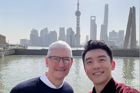 郑凯外滩偶遇苹果CEO库克！开心合影还一起吃了早饭图片