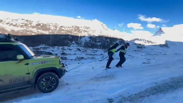 贵州夫妻蜜月自驾游川西，寒夜被困海拔4500米雪山 公安三上雪山救援，人车均救出