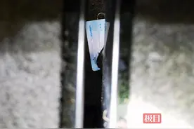 男子身份证不慎掉进火车站下水道，消防员利用树枝胶带巧妙“取证”图片