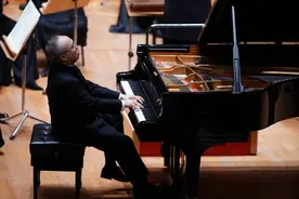 著名钢琴家邓泰山：亚裔钢琴家正崛起图片