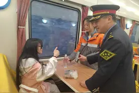 温馨列车暖人心图片