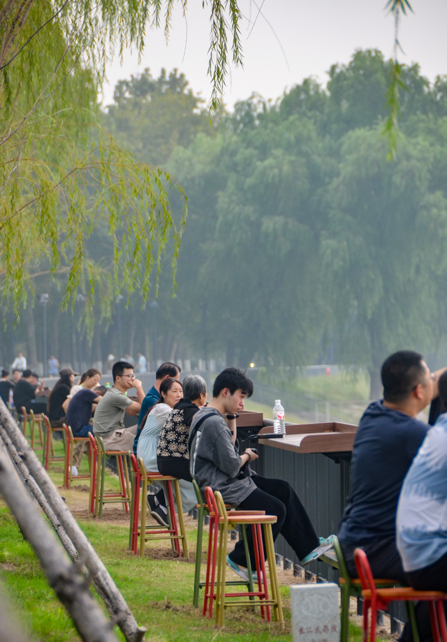 “可以躺着看江景”，武汉长江沿岸上新一系列观景座椅，有躺椅和吧台，能看日落、听浪声