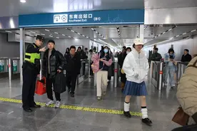 为市民返程保驾护航！上海警方全面细化、优化枢纽客运站、两大机场组织保障工作图片