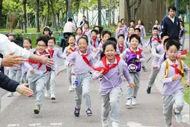 小学生滨江徒步五公里 边运动边看上海图片