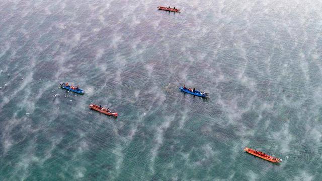 泸沽湖：薄雾轻舟入画来 冬韵泸沽醉游人