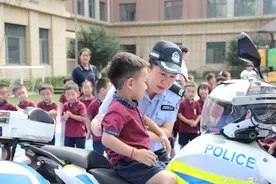 一堂别开生面的交通安全课！阳谷交警走进幼儿园与孩子们面对面图片