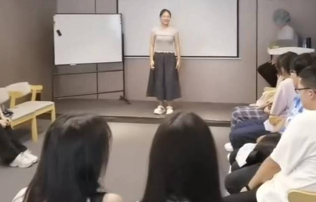 暑期口才、情商培训班火爆 有准大学生付费万元练“说话”｜封面头条