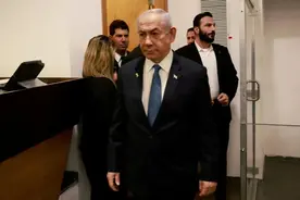 内塔尼亚胡一边出庭一边收防长“小纸条”图片