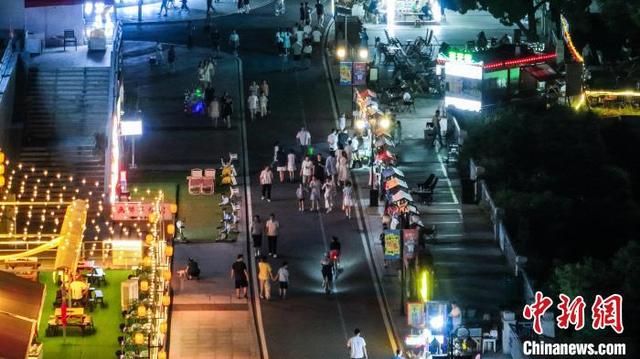 湖北荆州：百年商埠码头暑期“夜经济”升温