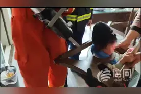 幼童头部被卡椅背 莱西消防破拆脱险图片