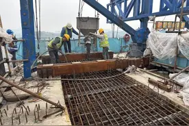 轨道列车与飞机同框！重庆轨道交通15号线第一段高架全桥合龙图片