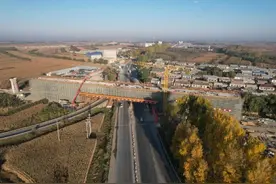 哈伊高铁哈铁段跨黑大公路（48+80+48）米连续梁顺利合龙图片