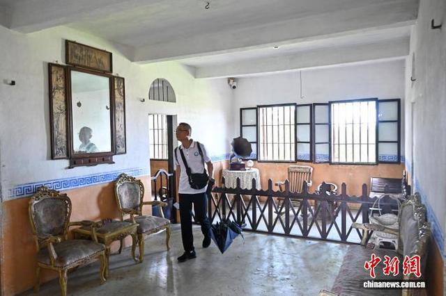 游客暑期走进广东开平自力村感受侨乡碉楼文化魅力